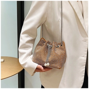 Détail du sac seau avec strass argentés et finitions en perles sur cordon