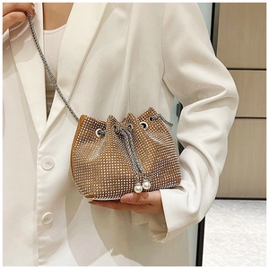 Détail du sac seau à strass scintillants avec cordon perlé et bandoulière en chaîne