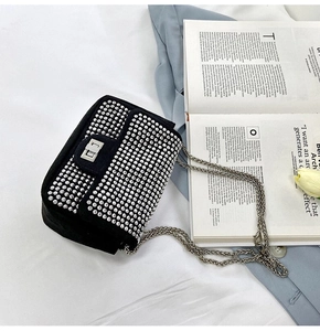 Dettaglio borsa a tracolla nera con strass eleganti, catena argento e chiusura metallo