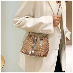 Sac seau marron orné de strass avec chaîne argentée et cordon à perles