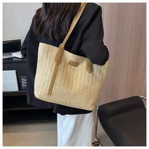 Détail du tissage en V du grand sac cabas en paille avec anses en cuir marron