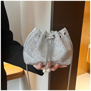 Détail du sac seau en strass argenté avec fermeture à cordon et breloques en perles