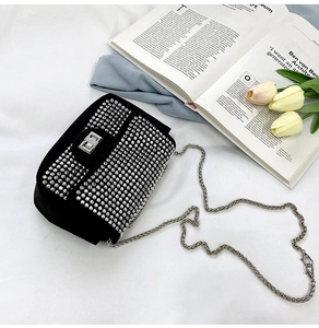 Dettaglio mini borsa in velluto nero con strass argentati e catena in metallo