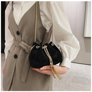 Détail du sac seau noir en strass avec bandoulière chaîne dorée et glands
