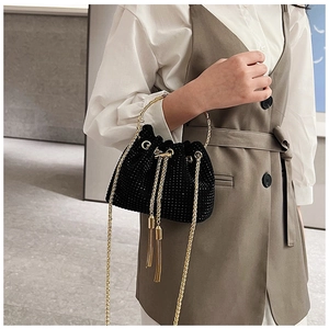 Détail du sac seau à strass noirs avec poignée anneau dorée et cordon à pompons