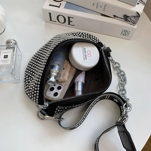 Schwarze Halbmondtasche mit Strasssteinen, Silberkette und Platz für Kosmetik und Handy