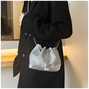 Détail du sac seau en strass argenté avec cordon de serrage et breloques en perles