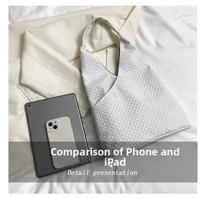 Detailvergleich der Größe der weißen Stepptasche mit einem iPad und Smartphone