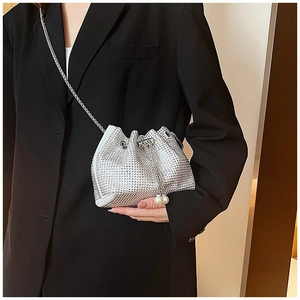 Détail du sac seau en strass argentés avec cordon en perles et fine bandoulière chaîne