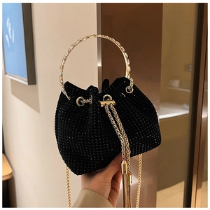 Détail du sac seau de soirée avec strass noirs, poignée dorée et glands métalliques