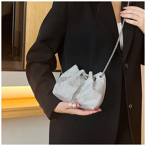 Vue détaillée du sac seau en strass argenté avec perles de serrage et bandoulière chaîne