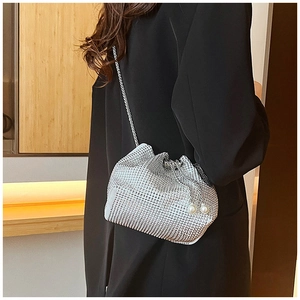 Détail du sac seau en strass argenté avec chaînes métalliques et perles sur le cordon