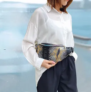 Détail de la sacoche ceinture en nylon motif serpent avec fermeture éclair dorée