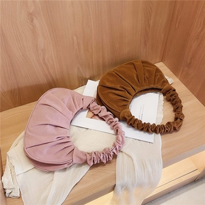 Minimalistische geplooide hobo tas in roze en bruin met elastische scrunchie riem