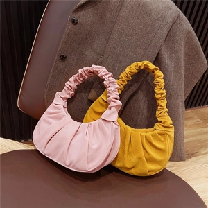 Chique geplooide wolk handtas in roze en geel met een matte suède-look afwerking