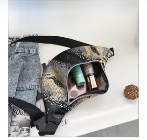 Vue interne du sac banane motif crocodile montrant le rangement de cosmétiques