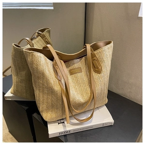 Vue détaillée du sac cabas en paille tressée avec poignées en cuir brun et étiquette