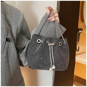 Détails du sac seau en strass étincelant avec fermeture à cordon et perles élégantes