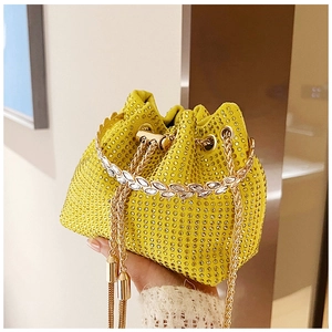 Détail du sac seau en strass jaunes avec poignée en cristal et chaîne dorée