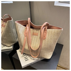 Détail du sac cabas tissé avec motif à chevrons et poignées en cuir rose élégantes
