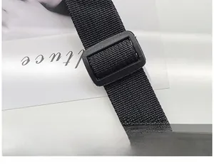 Gros plan sur la bandoulière en nylon noir avec boucle de réglage pour sacs bandoulière