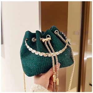 Vue détaillée du sac seau vert émeraude en strass avec feuille de cristal et chaîne dorée