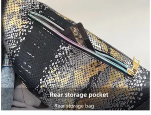 Vue détaillée de la poche arrière avec fermeture éclair sur le sac à texture crocodile