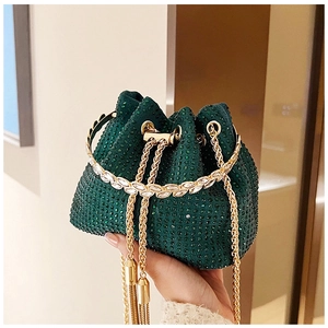 Détail du sac de soirée seau vert émeraude avec strass brillants et chaîne dorée