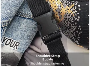 Détail de la boucle de bandoulière noire sur un sac métallisé avec motif peau de serpent
