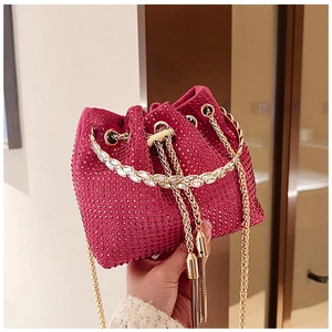 Vue détaillée du sac bourse strass rose rouge avec chaîne dorée et cordon à gland