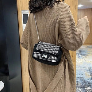 Borsa a tracolla scintillante con strass e catena in metallo argento con chiusura a patta