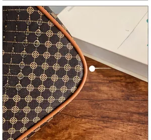 Dettaglio borsa a mezzaluna vintage con tela monogramma marrone e bordi in pelle