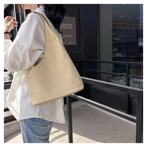 Detailansicht der beigen Hobo-Tasche mit Waffelstruktur im minimalistischen Design