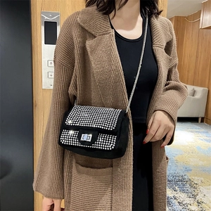 Borsa a tracolla chic con strass neri, cristalli scintillanti e chiusura a girello argento