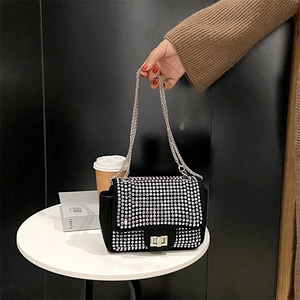 Borsa a tracolla nera alla moda con strass argentati e catena metallica da donna