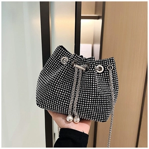 Détail du sac seau noir en strass avec chaîne argentée et cordons à perles blanches