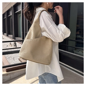 Detailansicht beige Tragetasche mit 3D-Gitterprägung und praktischer Seitentasche
