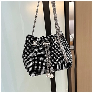 Détail du sac seau en strass noirs avec chaîne argentée et cordons à embouts perlés