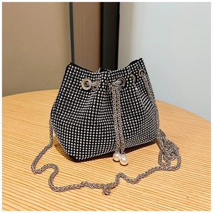 Détail du sac seau noir en strass avec cordons en perles et bandoulière chaîne argent