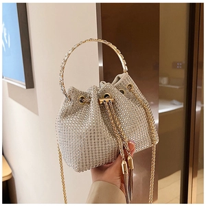 Détails du sac seau en strass avec finitions dorées et fermeture à cordon avec glands