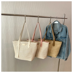 Détails des sacs fourre-tout tissés en paille beige, rose et marron avec anses en cuir