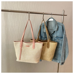 Détail de sacs fourre-tout tissés avec anses en cuir et motif texturé en forme de V