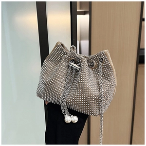 Détails du sac seau en strass avec fermeture à cordon et accents de perles élégants