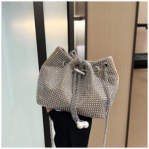 Détails du sac seau champagne orné de strass argentés et cordon de serrage à double perle