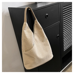 Detail der Hobo-Tasche mit minimalistischer beiger Rautensteppung und nahtlosem Griff