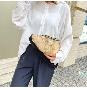Détail du sac ceinture à motif crocodile métallisé avec fermeture éclair arc-en-ciel