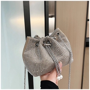 Vue détaillée du sac seau en strass argenté avec cordon en perles et bandoulière chaîne