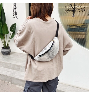 Vue arrière d'une femme portant le sac ceinture en similicuir gris à motif crocodile