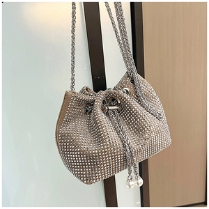 Vue détaillée du sac seau avec strass argentés, cordon chaîne et ornements en perles