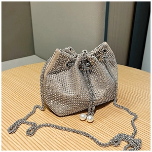 Détail du sac seau en strass argenté avec cordon en perles et bandoulière chaîne